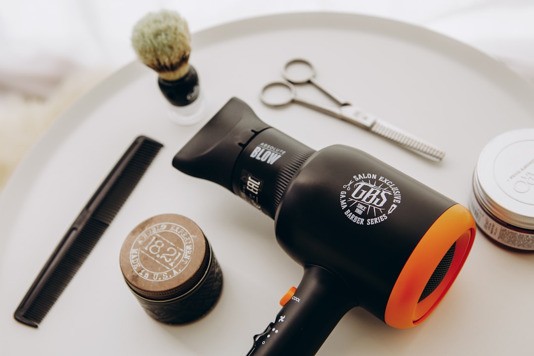Kadeřnické a barber potřeby na světlém podkladu